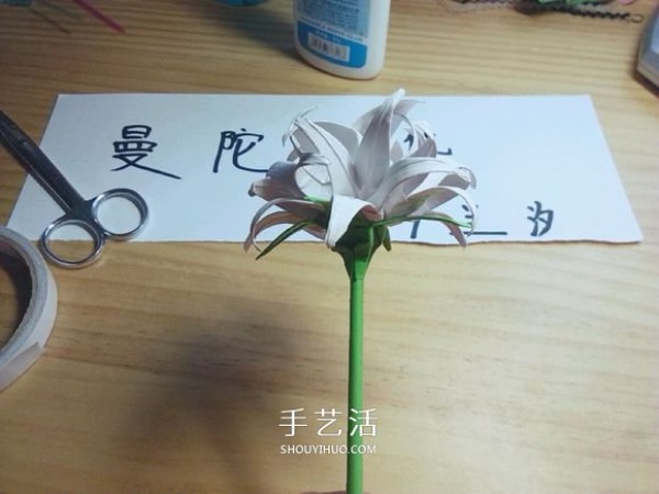 Illustration of folding method of Mandala flower, how to fold white Bana flower by hand