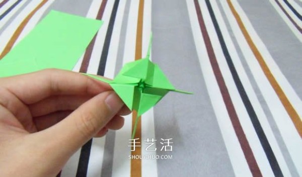 Tutorial on handmade origami flower holders can perfectly match Kawasaki roses