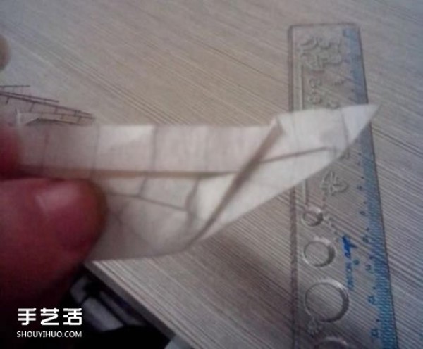 The origami method of a beautiful angel and the illustration of folding a three-dimensional angel by hand