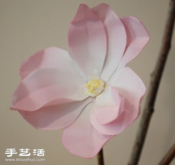 Illustrated tutorial on how to make beautiful magnolias from cardboard