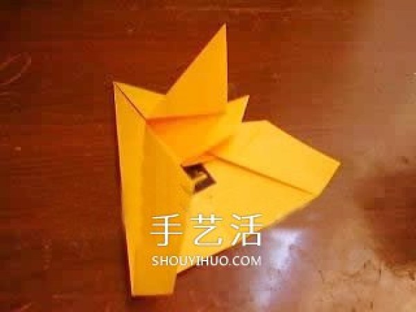 How to fold a good-looking paper airplane. Illustrated tutorial for children to fold a beautiful airplane.