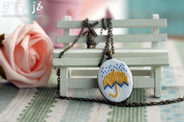 Exquisite trinkets made by cross-stitch DIY