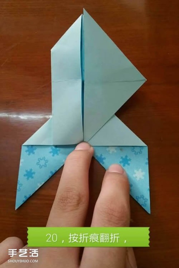 Illustrations on how to fold a butterfly flying into a heart, step-by-step instructions on origami with a butterflys heart shape