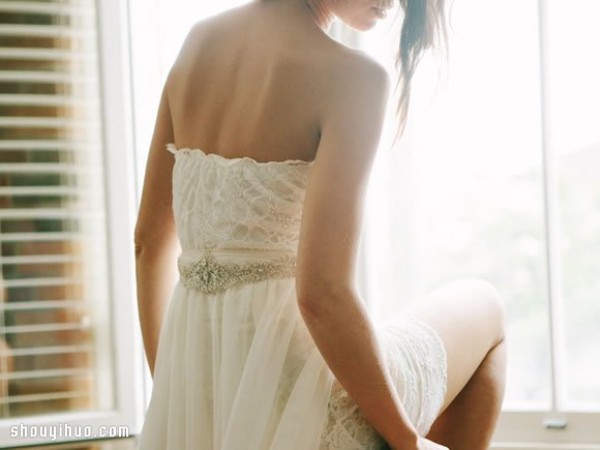 Her love affair with lace: beautiful and romantic brand wedding dresses