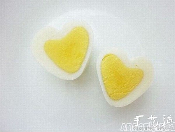 DIY handmade method of heart-shaped eggs