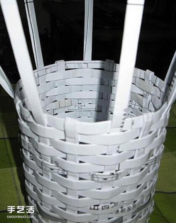 Illustration of how to weave a simple trash can and use waste paper to make a waste paper basket