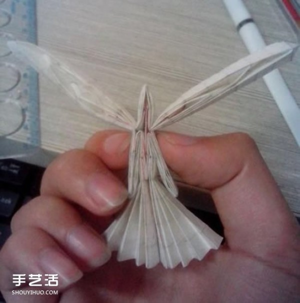 The origami method of a beautiful angel and the illustration of folding a three-dimensional angel by hand