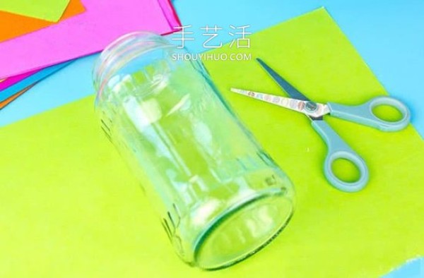 Tutorial on how to make a Halloween glass bottle mummy for children