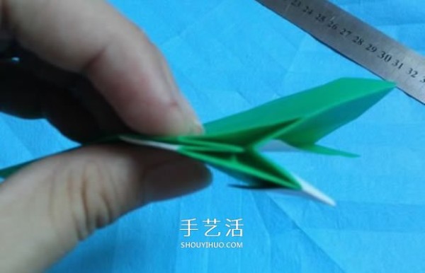 Step-by-step diagram of origami for a handmade kitten. Illustration of how to fold a cute kitten