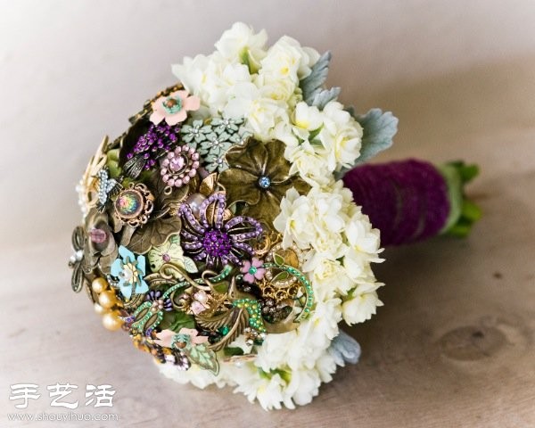 Hand-making tutorial on brooch and bouquet