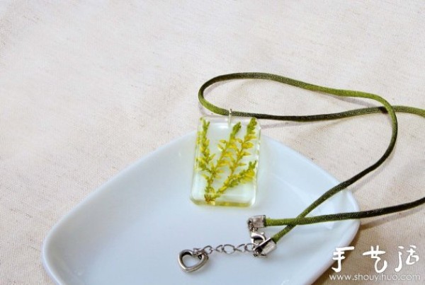 The resin leaf DIY pendant will keep the longing for nature by your side