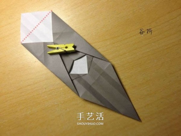 The origami method of an excavator illustrates the folding process of a manual excavator