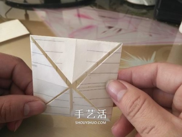 The moving origami pig illustrates the steps of folding the moving pig