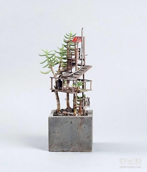 The picture of the mini tree house model builds a small world on the potted plant