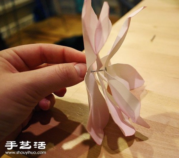 Illustrated tutorial on how to make beautiful magnolias from cardboard