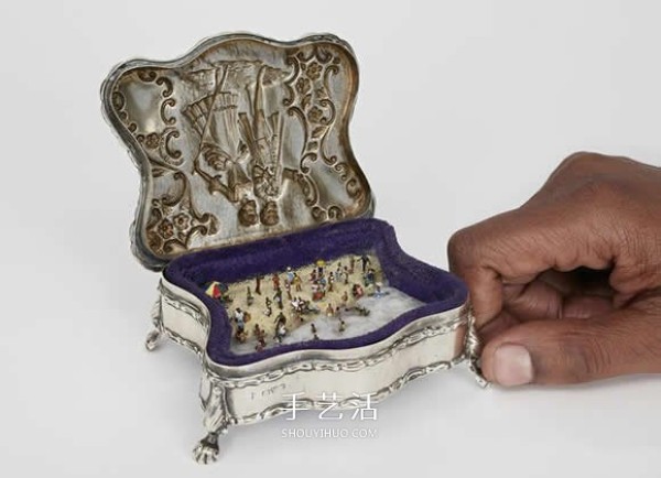 Skilled hands create a model stage. Various aspects of life in a mini jewelry box! 