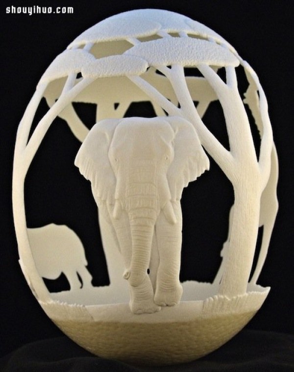 Ostrich eggs carve out delicate and three-dimensional African wild animals