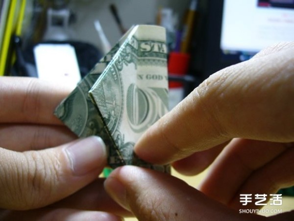 Illustration of the origami method of folding a dollar heart into a dollar bill