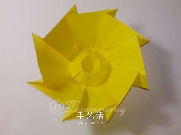 The warm sun in winter! Illustration of folding method of handmade origami three-dimensional sun