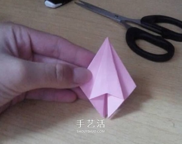 Six-petal lily origami illustration, tutorial on how to make origami six-petal lily