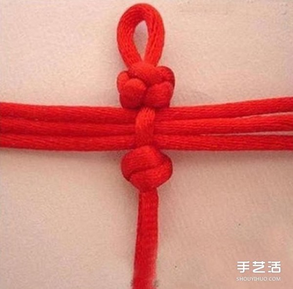 Chinese style red rope bracelet weaving tutorial, illustrated method of weaving a red rope bracelet