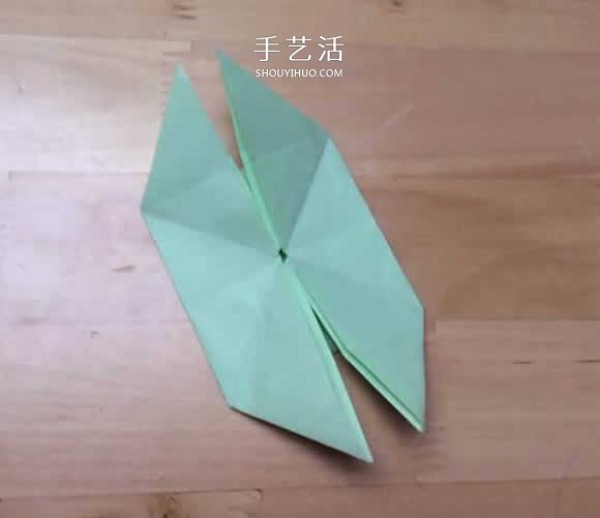 How to fold a spinning paper top with a simple flower-shaped top origami tutorial