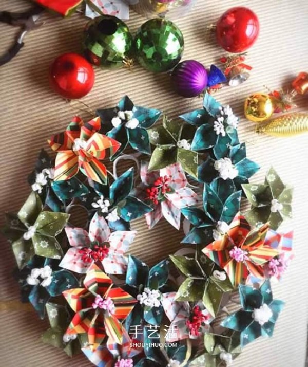 Use waste paper tubes and paper flowers to make beautiful Christmas wreaths