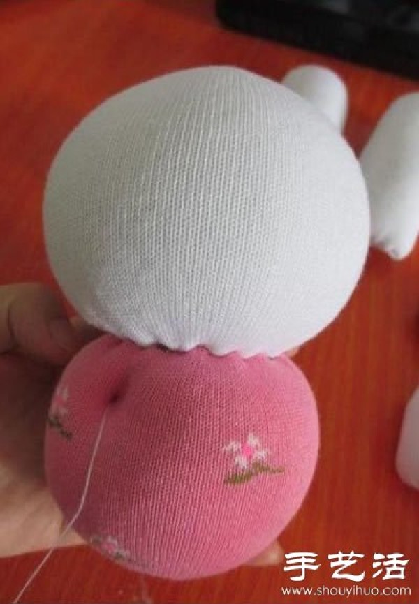 Use socks to DIY handmade cute fabric doll rabbit