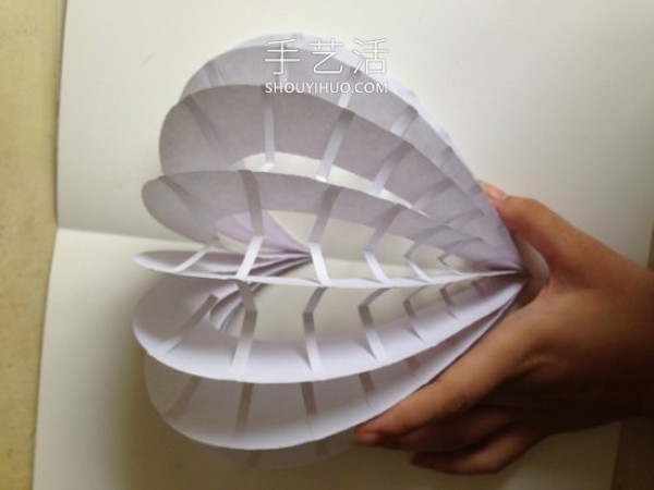 Illustration of how to make hand-made three-dimensional heart-shaped cards from cardboard