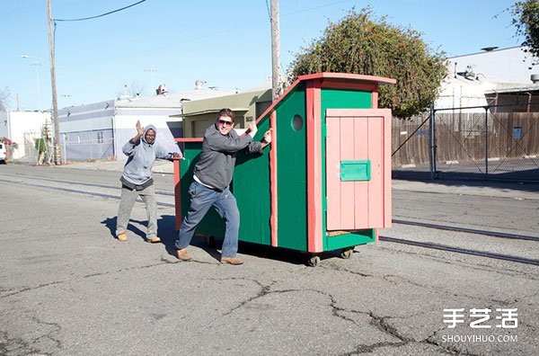 DIY renovation of domestic waste to create a high-end villa in the eyes of homeless people