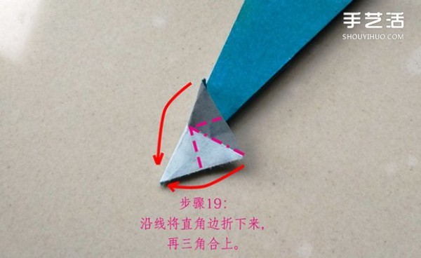 The folding method of the frog on the leaf illustrates the process of the frog on the origami leaf