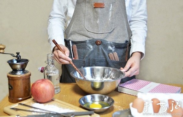 Practical multi-functional apron design