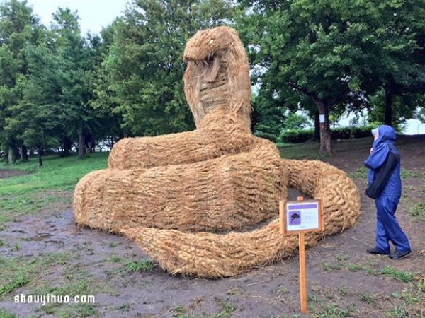 Japanese Rice Straw Art Festival uses useless straw to make large sculptures