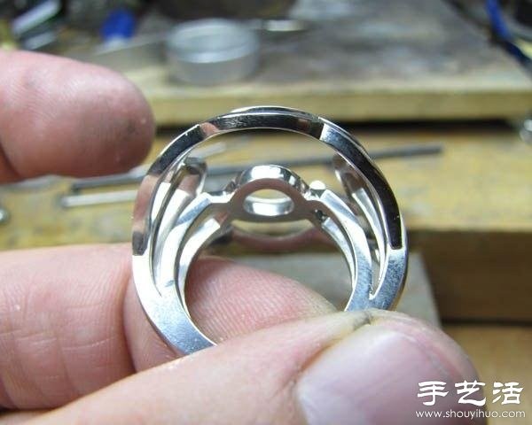 The hand-making process of emerald ring