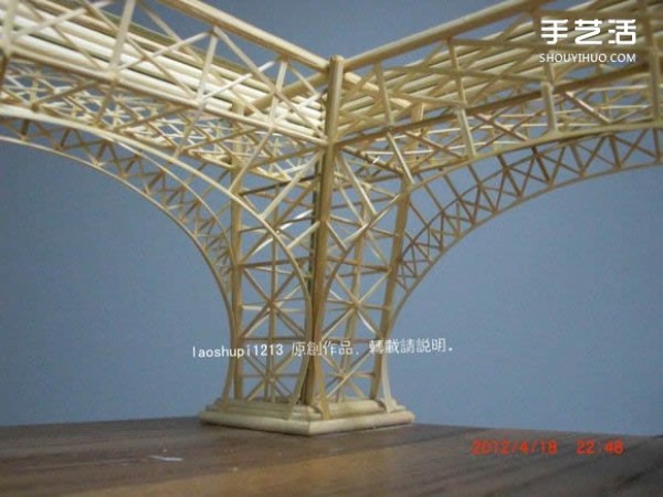 A detailed illustrated tutorial on making a model of the Eiffel Tower using chopsticks and bamboo skewers