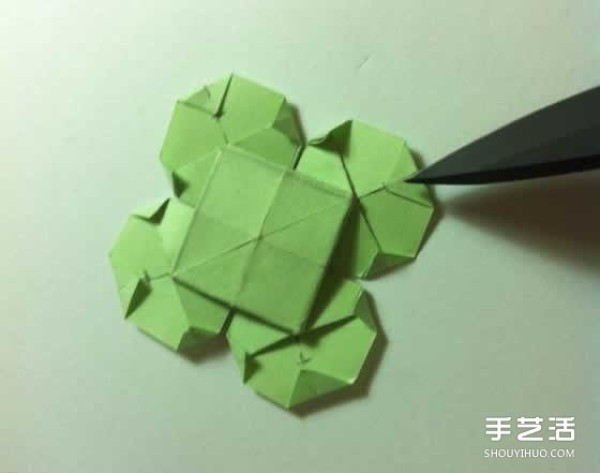 A piece of paper to fold a four-leaf clover, an illustration of the steps to fold a creative four-leaf clover