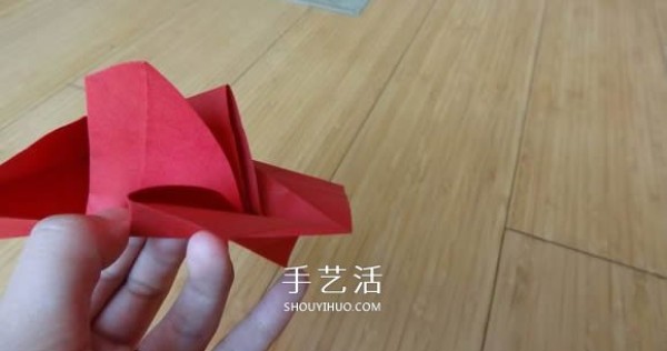 Represents beauty and love! Step by step illustration of handmade origami roses