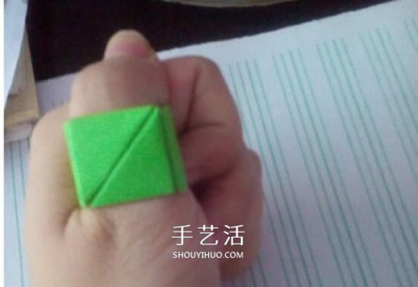 An illustrated tutorial on how to fold a paper ring. Origami rings are simple and cute