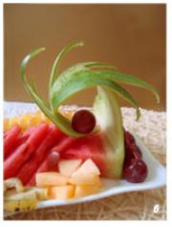 How to make watermelon + honeydew melon + apple + raisin + banana fruit platter