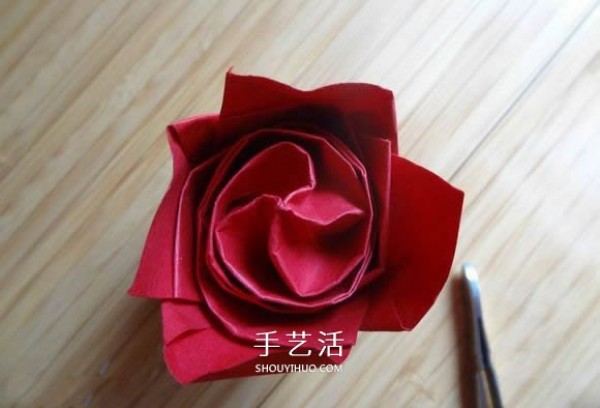 Represents beauty and love! Step-by-step illustration of handmade origami roses