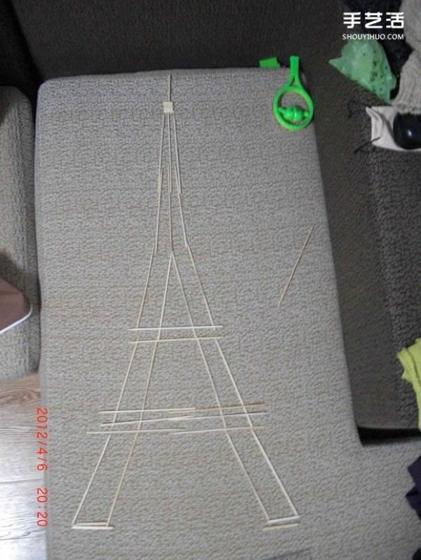 A detailed illustrated tutorial on making a model of the Eiffel Tower using chopsticks and bamboo skewers