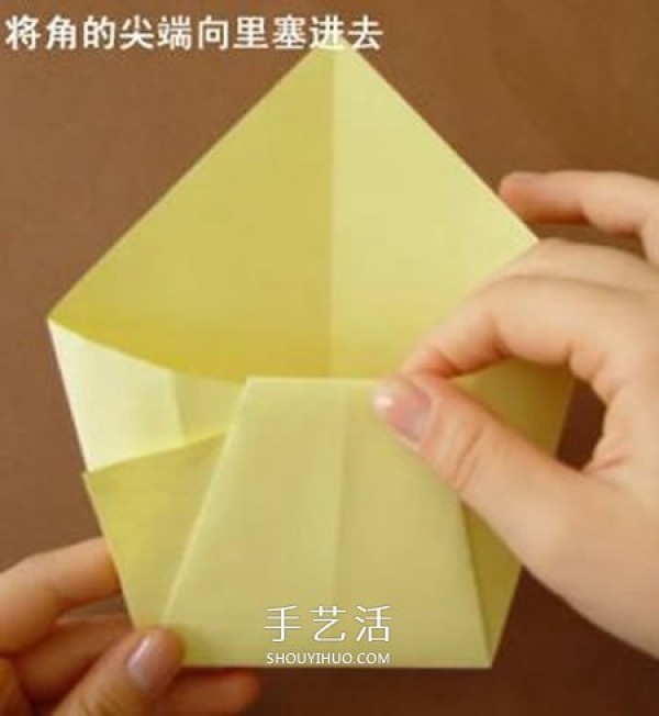 Illustrations of how to fold simple and cute origami wallets for children