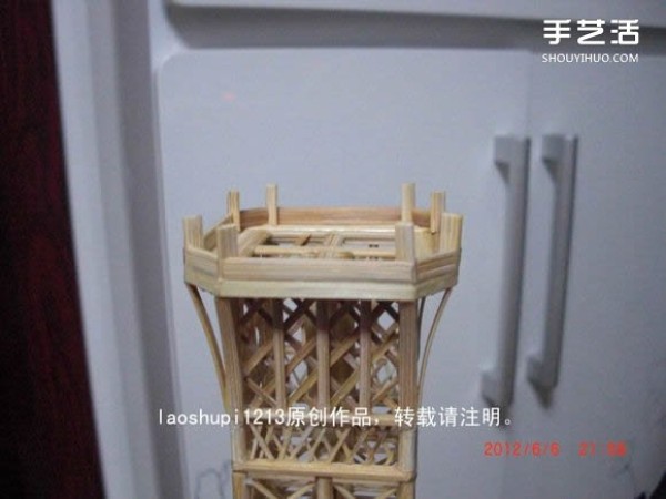 A detailed illustrated tutorial on making a model of the Eiffel Tower using chopsticks and bamboo skewers