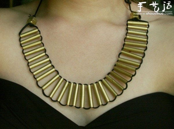 Tutorial on DIY Fashion Necklace with Plastic Straws