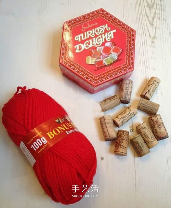 Red wine bottle corks are used to make firecrackers to create a festive Spring Festival and New Year ornaments