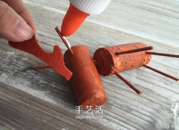 Christmas reindeer hanging ornaments are handmade and simple red wine bottle stoppers are used