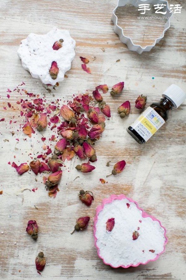 Rose petal DIY bath products whiten and maintain delicate skin