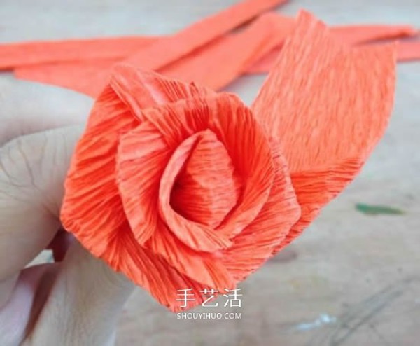 Handmade crepe paperHow to make roses How to fold rose crepe paper flowers