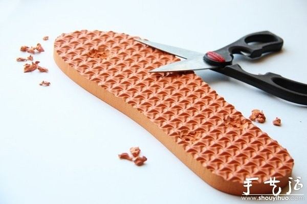 DIY method of renovating old items of flip-flops