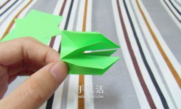 Tutorial on handmade origami flower holders can perfectly match Kawasaki roses